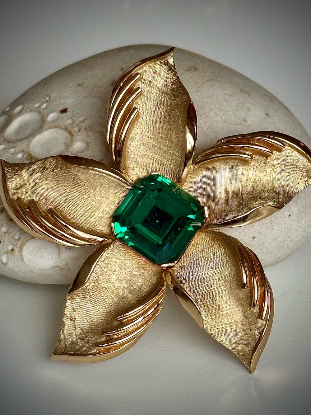VTG Crown Trifari Emerald Green Rhinestone Brushed & Polished Gold Flower Brooch - Picture 2 of 5
